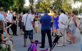 Сход жителей Пешкова летом прошлого года. Фото ruffnews.ru