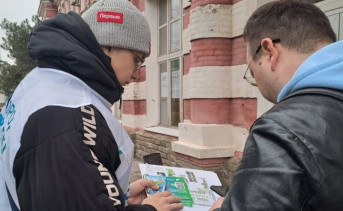 Волонтёры по голосованию по проекту «Жильё и городская среда» в Азове. Фото t.me/azovadmin