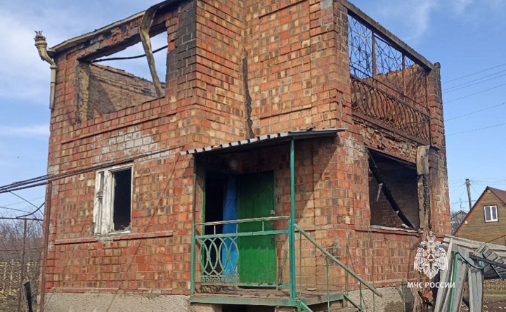 Дом, сгоревший в Мержаново. Фото пресс-службы МЧС РО