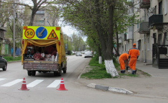 Нанесение дорожной разметки в переулке Социалистическом. Фото ruffnews.ru