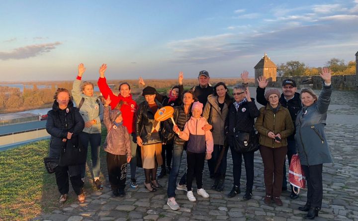 Туристы на крепостных валах в Азове. Фото из архива Оксаны Кочевной