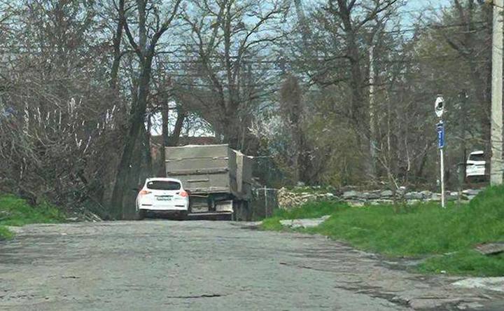 Зероновоз спускается по каменке на улице Калинина