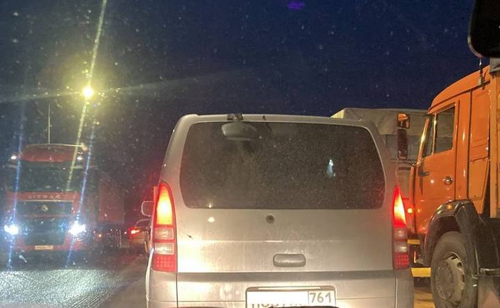 Ночной затор на Кагальницком шоссе из–за фур