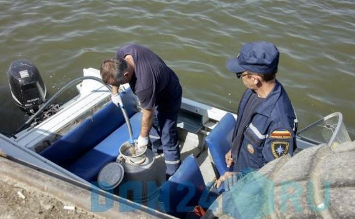 Спасатели набирают воду. Фото Никиты Юдина / don24.ru / АО «Дон–медиа» ©