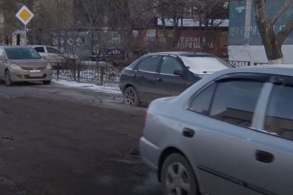 Дорога в переулке Степана Разина. Скрин с видео ТК «Пульс»