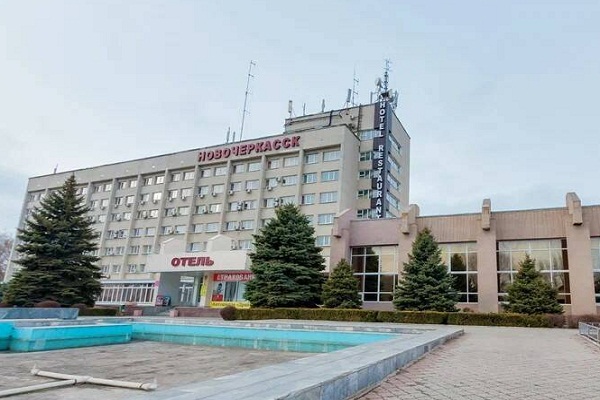 Территория перед гостиницей Новочеркасск. Фото yandex.ru