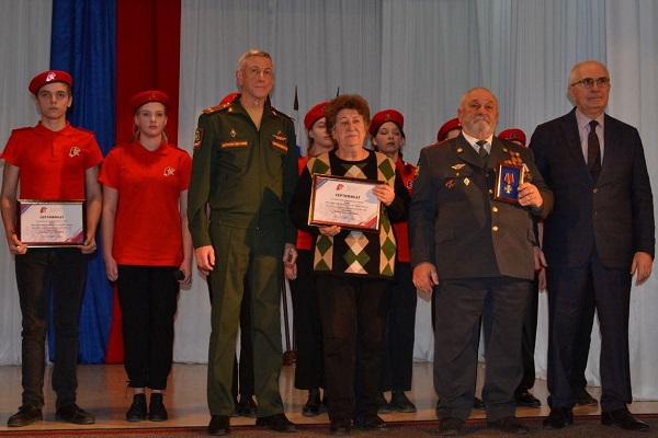 Родители героя (в центре). Фото donland.ru