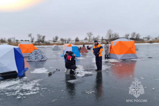 Рыбаки на льду. Фото ГУ МЧС по Ростовской области