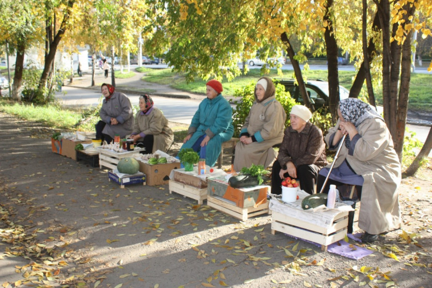 Бабушки торгуют у дома. Фото kirov.bezformata.com