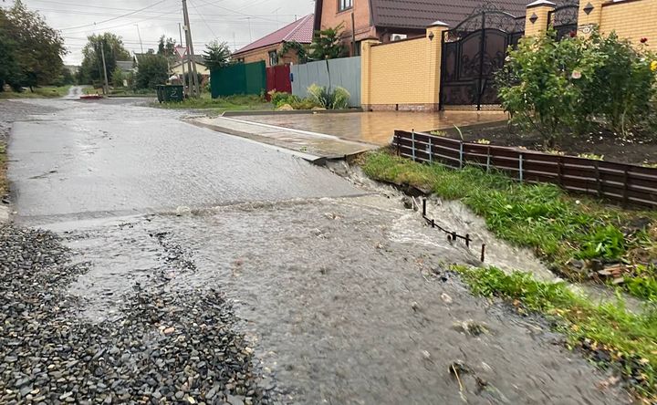 Потоп в переулке Ломоносова после дождя. Фото со страницы Руслана Сердюкова в «ВК»