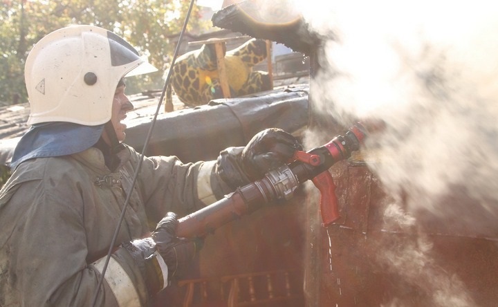 Работа пожарного. Фото 61.mchs.gov.ru
