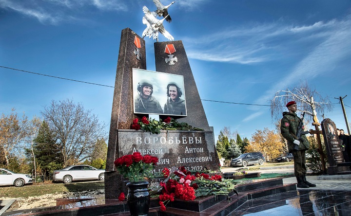 Памятник братьям Воробьёвым. Фото Ксении Резниковой