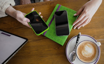 Люди с телефонами и кофе. Фото пресс-службы ПАО «МегаФон»