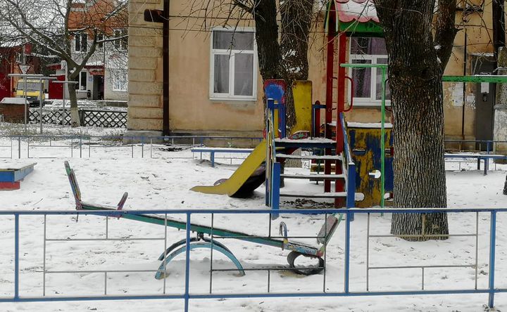 Детская площадка в снегу. Фото ruffnews.ru