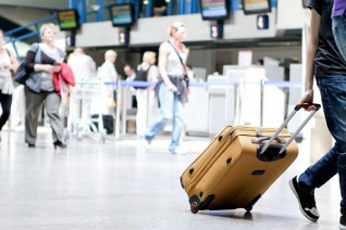 Человек с чемоданом. Фото rosprov.ru