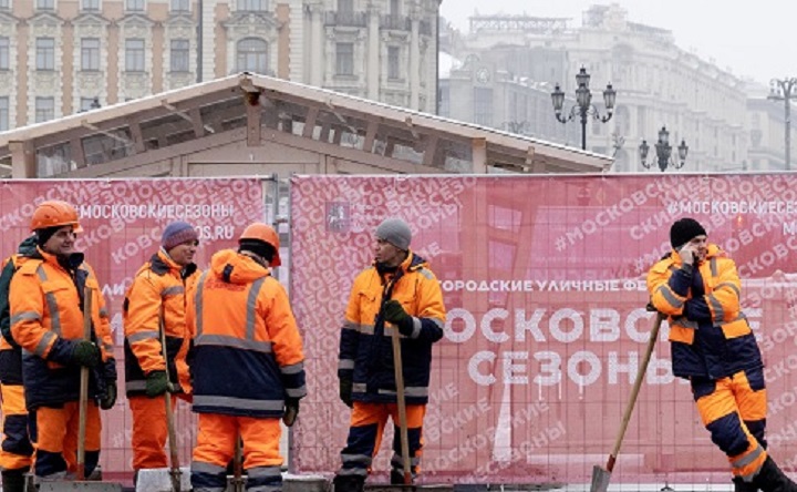 Дорожные рабочие на московской улице. Фото Станислава Красильникова/ТАСС