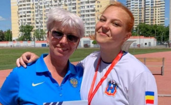 Олеся Жовницкая (справа) со своим тренером. Фото из соцсетей