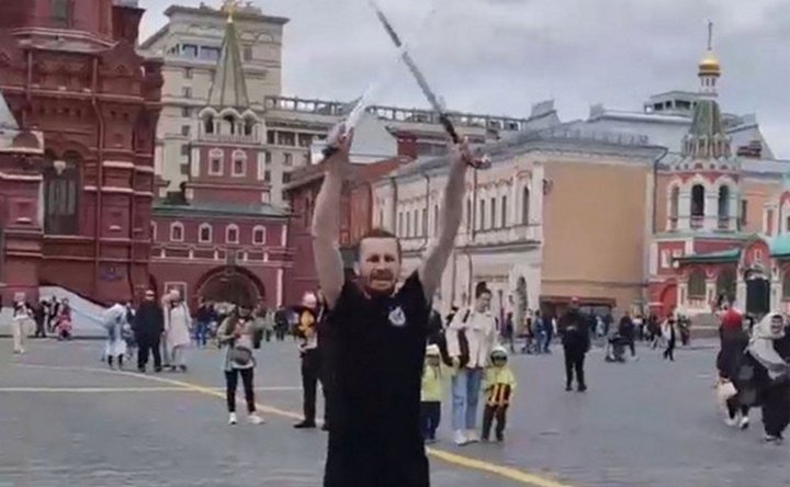 Казак во время фланкировки на Красной площади. Скрин с видео telegram–канала Baza