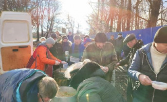 Волонтёры раздают горячие обеды малоимущим. Фото rostoveparhia.ru