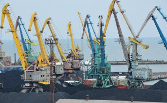 Краны и уголь в порту Таганрога. Фото vneshtrans-logistics.ru