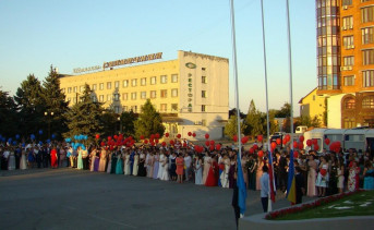 Общегородской выпускной бал в Азове. Фото ruffnews.ru