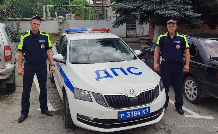 Полицейские, спасшие жизнь ребёнка. Фото отдел пропаганды УГИБДД по Ростовской области