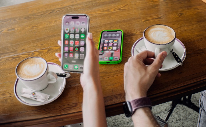 Смартфоны в руке и на столе. Фото пресс-службы компании МегаФон
