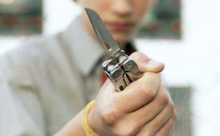 Нож в руках подростка. Фото для иллюстрации 1pnz.ru