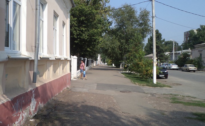 Тротуар около детской поликлиники. Фото ruffnews.ru