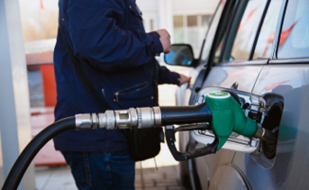 Мужчина заправляет автомобиль. Фото donnews.ru