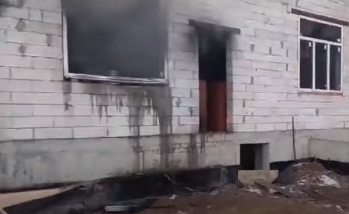Пожар в недостроенной школе. Скрин с видео регионального ГУ МЧС