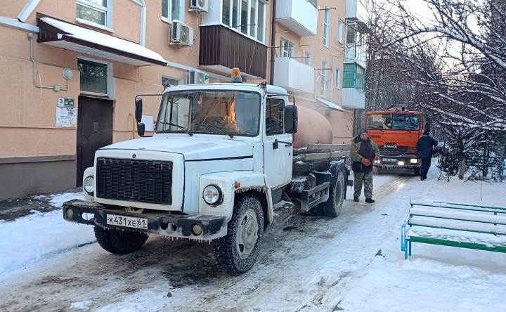 Рабочие откачивают воду из подвалов. Фото пресс-службы администрации Новочеркасска