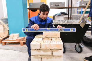 Подросток учится строительной профессии. Фото donland.ru