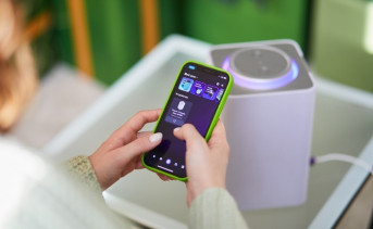 Девушка с телефоном. Фото пресс-службы ПАО «МегаФон»