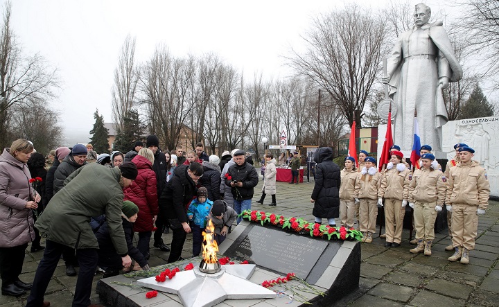 памятник блокадному ленинграду. в преддверии 80 летия прорыва блокады ленинграда. возложение цветов к памятнику. в преддверии 80 летия прорыва блокады ленинграда. операция искра блокада ленинграда.