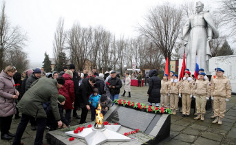 Вечный огонь на мемориале в Большой Неклиновке зажгли в день 80-летия прорыва блокады Ленинграда
