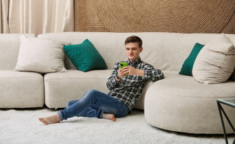 Человек со смартфоном. Фото пресс-службы ПАО «МегаФон»