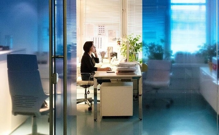 Контролирует сотрудников. Человек сидит в офисе за компьютером. Современны етехнолоогии. Внедрить работника. Офисный работник.