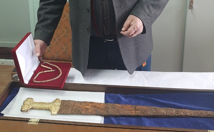 Позолоченная рукоятка меча и золотое ожерелье эпохи поздней бронзы. Фото azovmuseum.ru