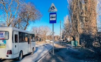 Остановка общественного транспорта на улице Лизы Чайкиной в Таганроге. Фото Елены Анисимовой