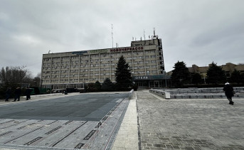 Площадь перед гостиницей Новочеркасск. Фото Дениса Лагутина