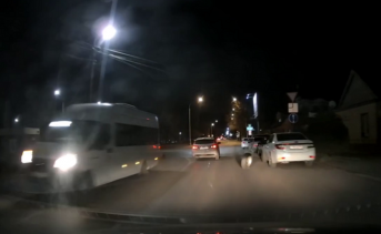 Происшествие с маршруткой в Таганроге. Скриншот видео Валерия Сенина, VK группа «Таганрогское ДПС»