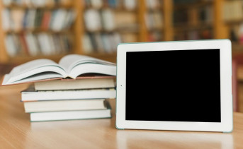 Планшет и книги. Фото пресс-службы ПАО «МегаФон»