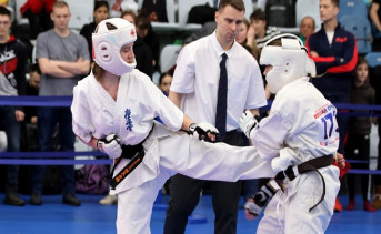 Ксения Минута с соперницей на соревнованиях. Фото Анны Ипатовой, пресс-служба РНФКК