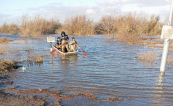 Эвакуация жителей подтопленных хуторов в Азовском районе. Фото donland.ru