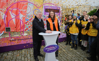 Василий Голубев и волонтёры запустили «Счётчик добрых дел». Фото пресс-службы губернатора Ростовской области
