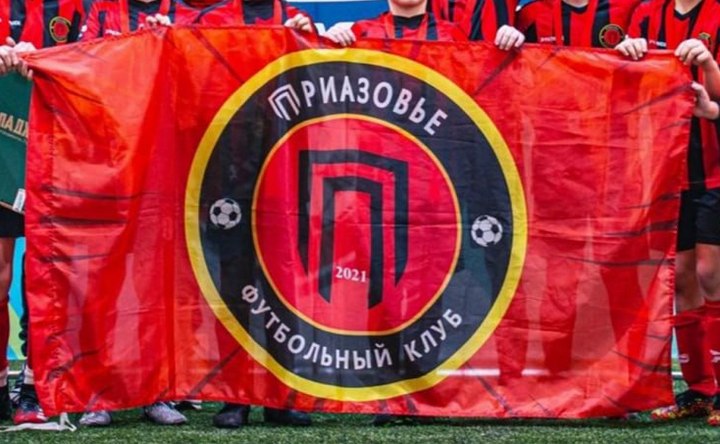 Флаг академии «Приазовье» в руках у победителей. Фото t.me/azovskiyrayon