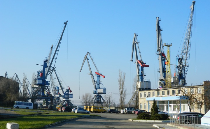 Краны в морском порту Азов. Фото из архива ruffnews.ru