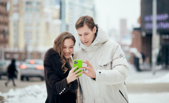 Молодые люди с телефоном. Фото пресс-службы ПАО «МегаФон»