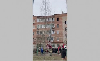 Пожар в доме №14 по улице Победы. Скрин с видео t.me/azov_novosti_sobitiya